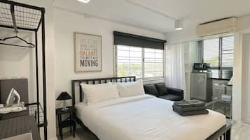 Desk, iron/ironing board, WiFi, bed sheets