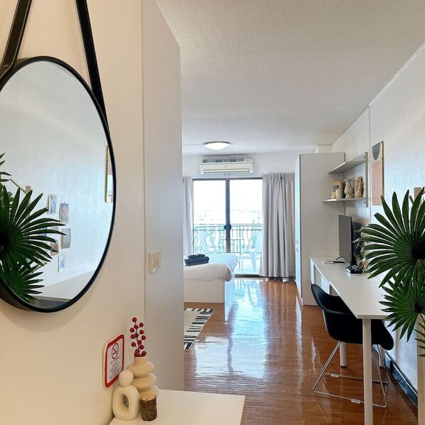 Un appartement moderne doté d’un balcon, d’un coin repas et d’un espace de vie.