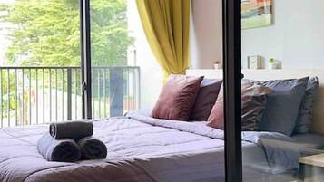 Desk, iron/ironing board, WiFi, bed sheets