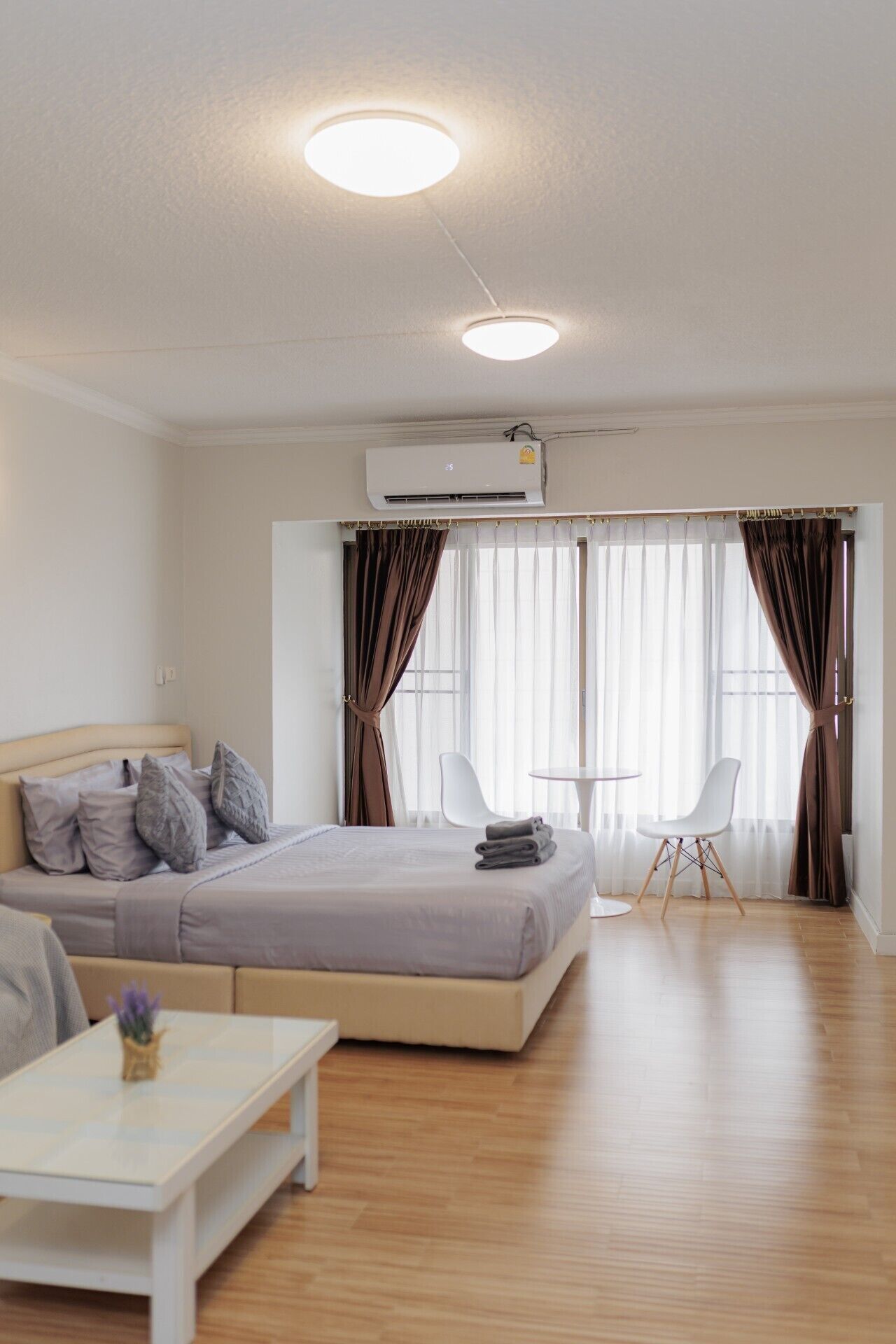 Desk, iron/ironing board, WiFi, bed sheets