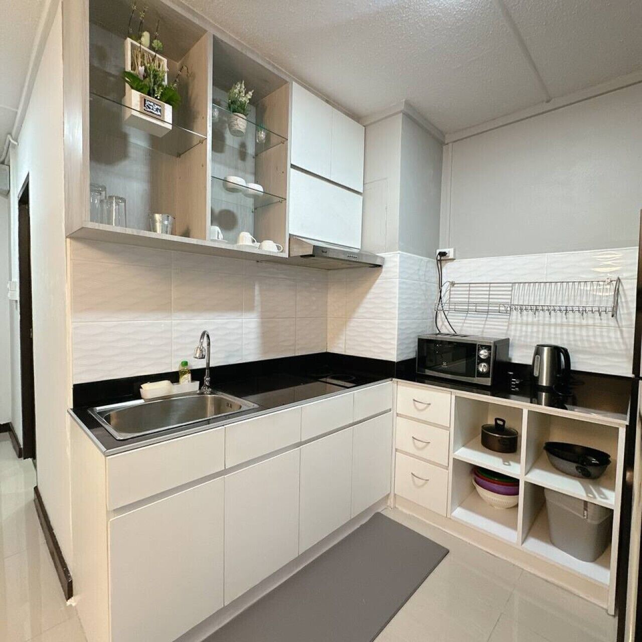 Fridge, microwave, stovetop, cookware/dishes/utensils