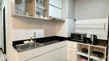 Fridge, microwave, stovetop, cookware/dishes/utensils