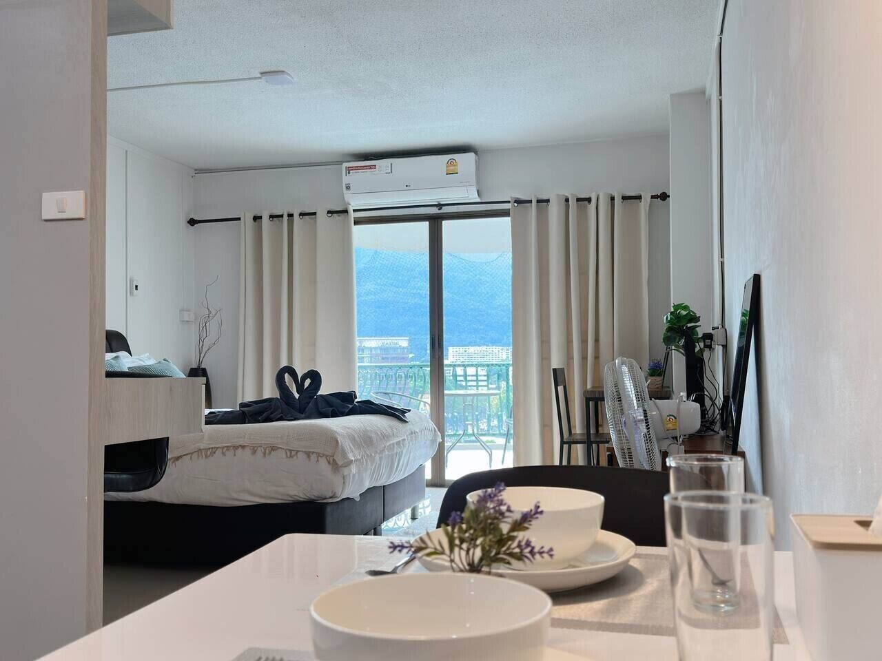 Desk, iron/ironing board, WiFi, bed sheets