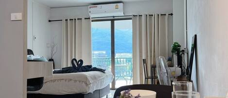 Desk, iron/ironing board, WiFi, bed sheets