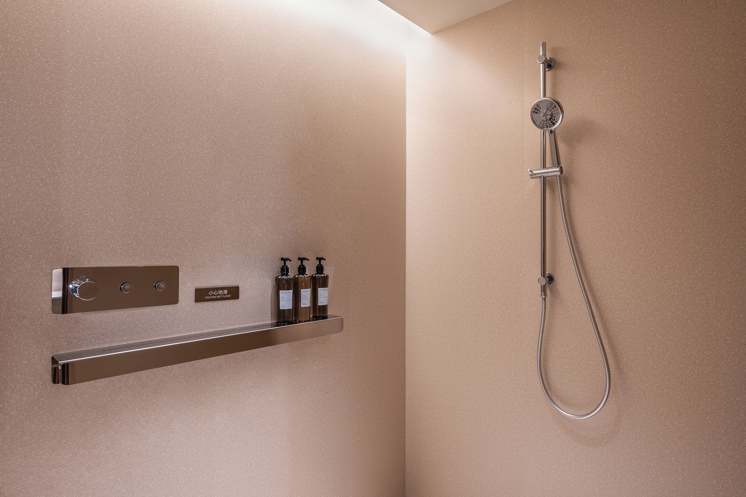 Triple Room | Bathroom | Shower, hair dryer, towels, shampoo