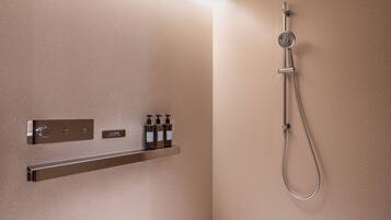 Triple Room | Bathroom | Shower, hair dryer, towels, shampoo