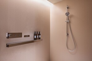 Habitación triple | Baño | Ducha, secador de pelo, toallas y champú