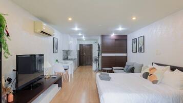 Desk, iron/ironing board, WiFi, bed sheets
