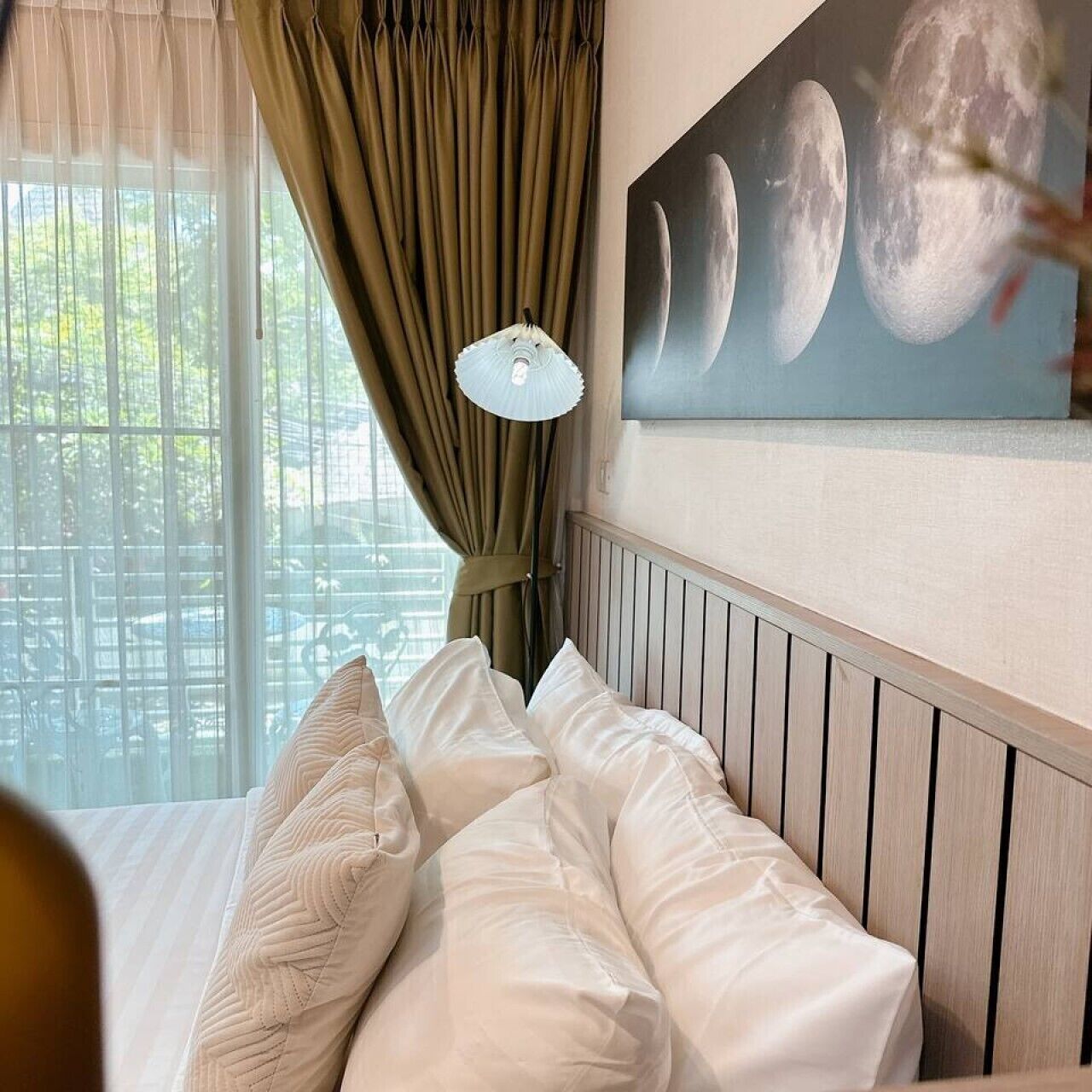 Desk, iron/ironing board, WiFi, bed sheets