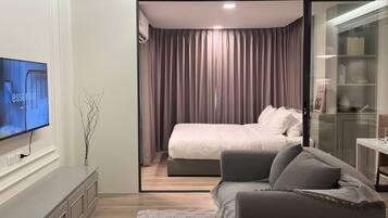 Desk, iron/ironing board, WiFi, bed sheets