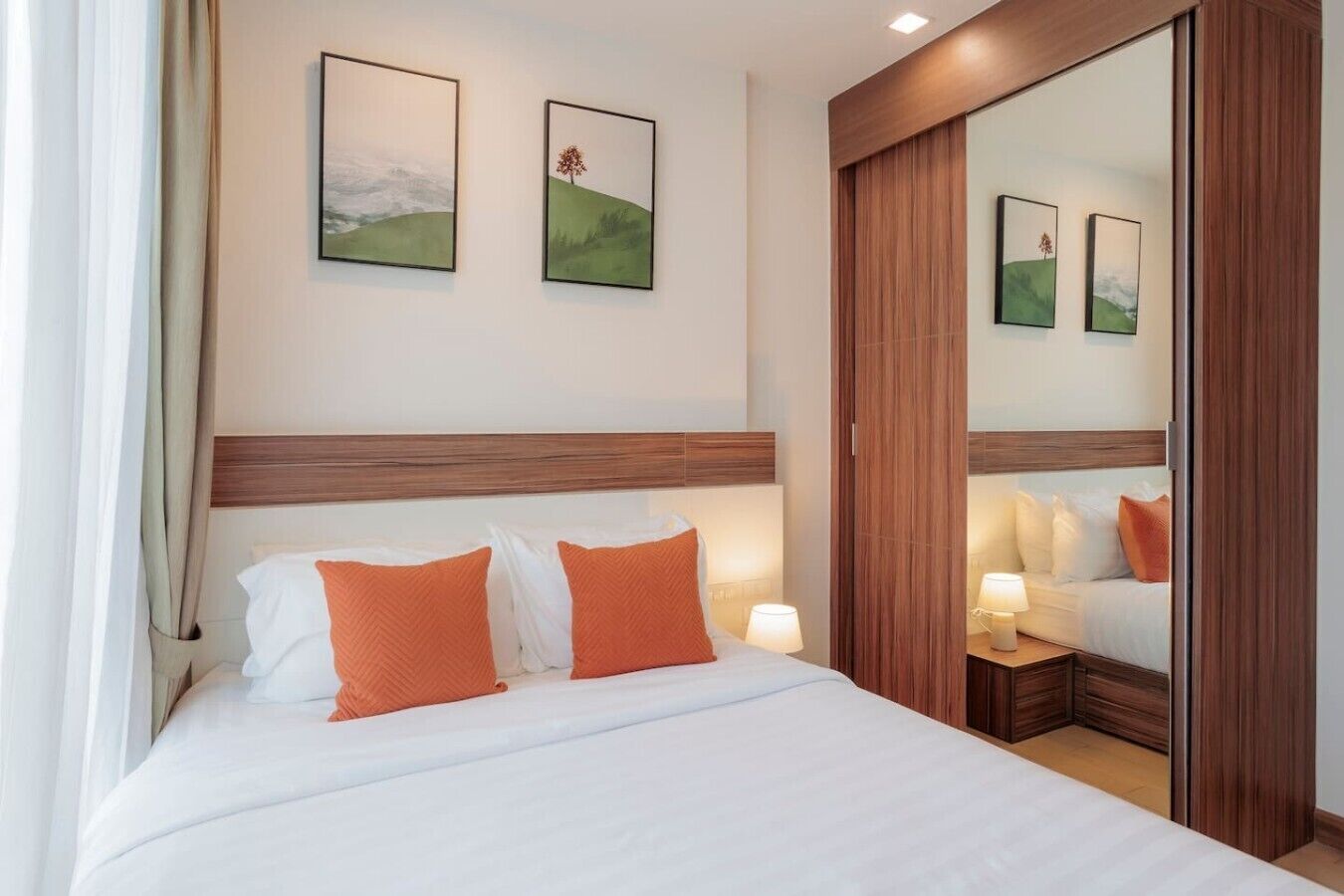 Desk, iron/ironing board, WiFi, bed sheets
