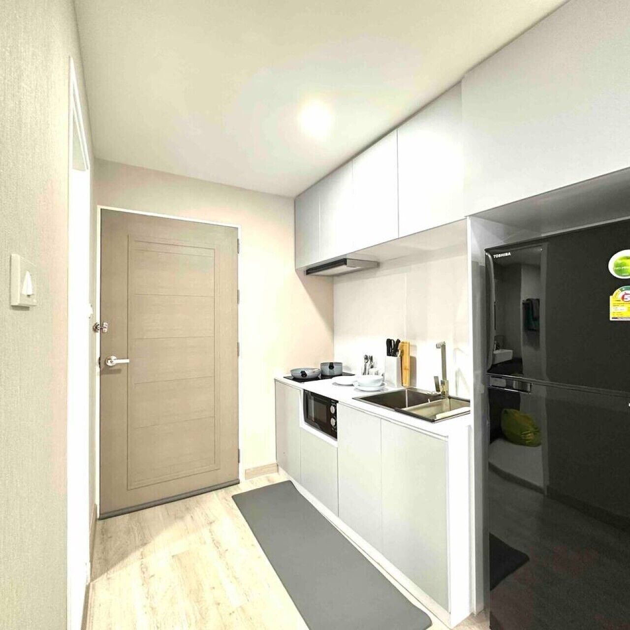 Fridge, microwave, stovetop, cookware/dishes/utensils