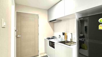 Fridge, microwave, stovetop, cookware/dishes/utensils