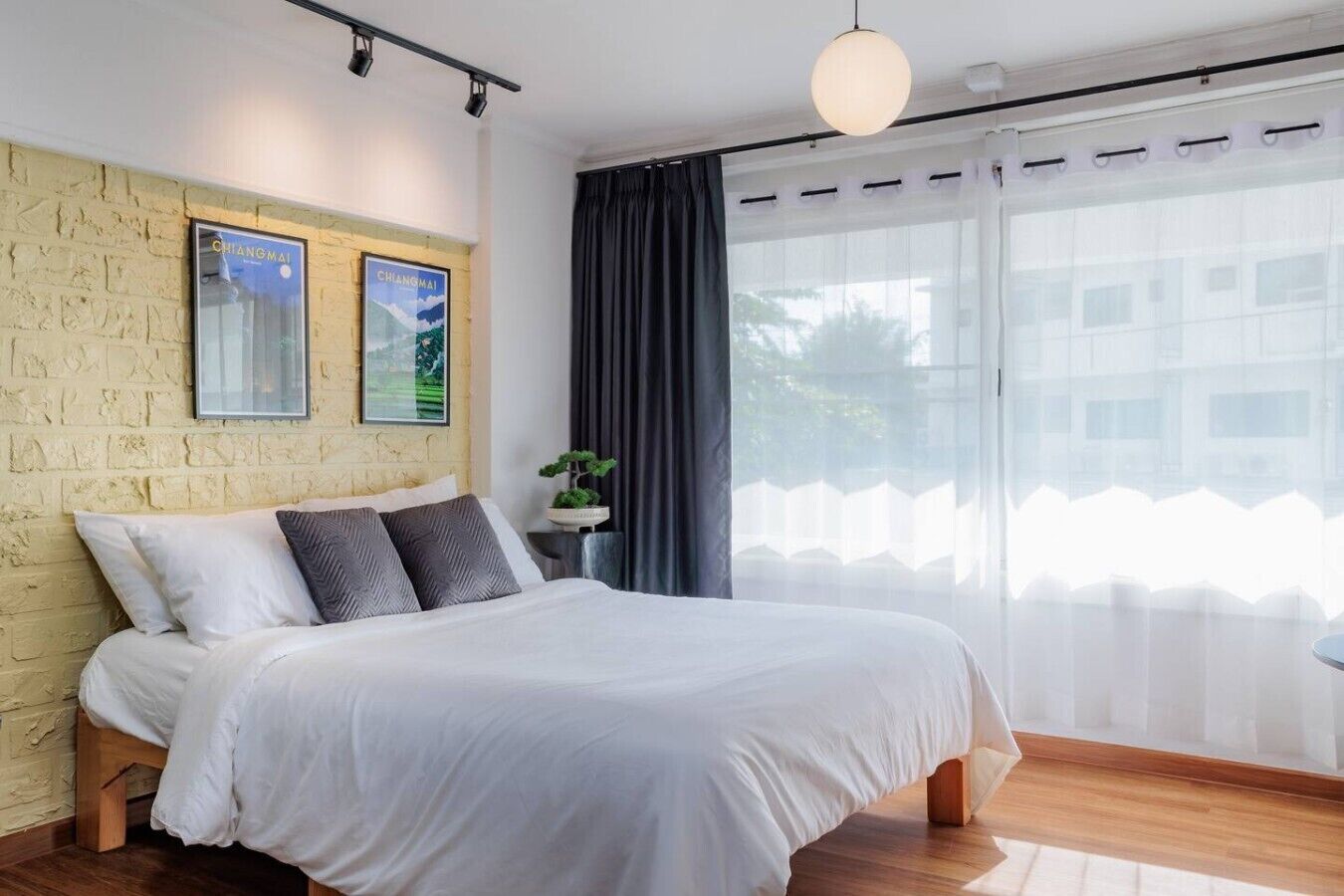 Desk, iron/ironing board, WiFi, bed sheets