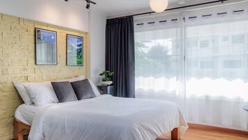 Desk, iron/ironing board, WiFi, bed sheets