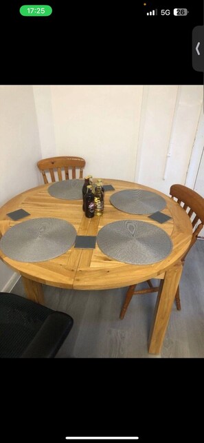Shared Dormitory, 1 Bedroom | Dining - Room-ipswich Double Room ! (Ipswich)