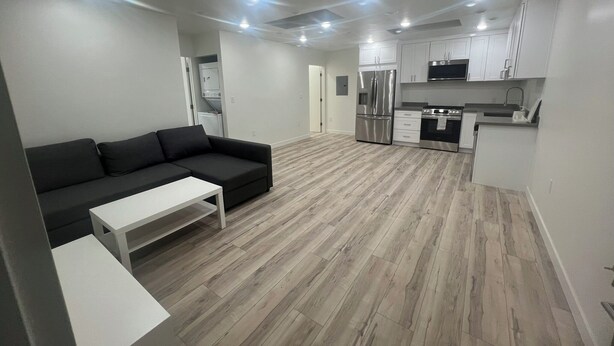 Een modern appartement met een zithoek, kitchenette en een eethoek.
