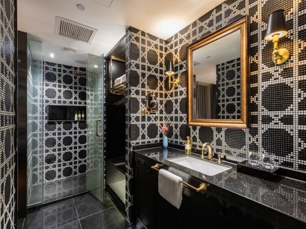 Habitación individual de lujo | Baño | Secadora de cabello, pantuflas, toallas, shampoo 