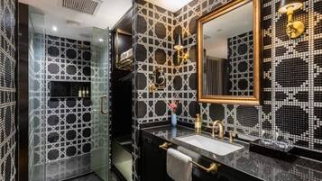 Habitación individual de lujo | Baño | Secadora de cabello, pantuflas, toallas, shampoo