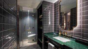 Habitación individual superior | Baño | Secadora de cabello, pantuflas, toallas, shampoo