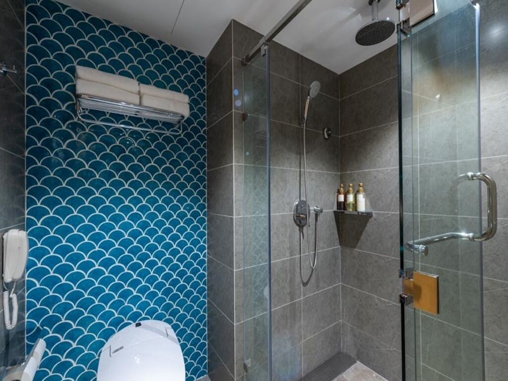Habitación individual junior | Baño | Secadora de cabello, pantuflas, toallas, shampoo 
