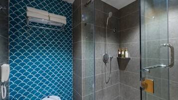 Habitación individual junior | Baño | Secadora de cabello, pantuflas, toallas, shampoo