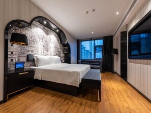 Phòng đơn Cao cấp | Chăn bông, minibar với thức uống miễn phí, trang trí khác biệt, bàn 