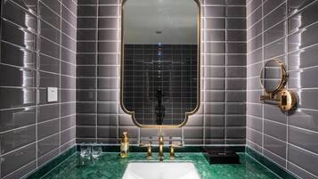Chambre Simple Supérieure | Salle de bain | Sèche-cheveux, chaussons, serviettes fournies, shampoing