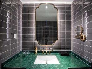 Chambre Simple Supérieure | Salle de bain | Sèche-cheveux, chaussons, serviettes fournies, shampoing