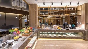 Un buffet con diversi cibi e una selezione di latticini.