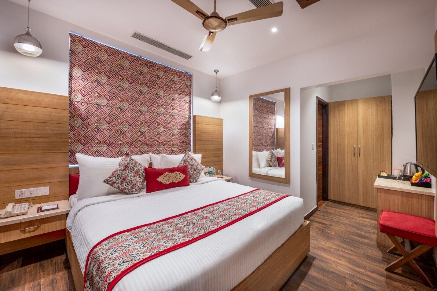 Habitación Deluxe, vista a la ciudad | Escritorio y espacio para trabajar con laptop 