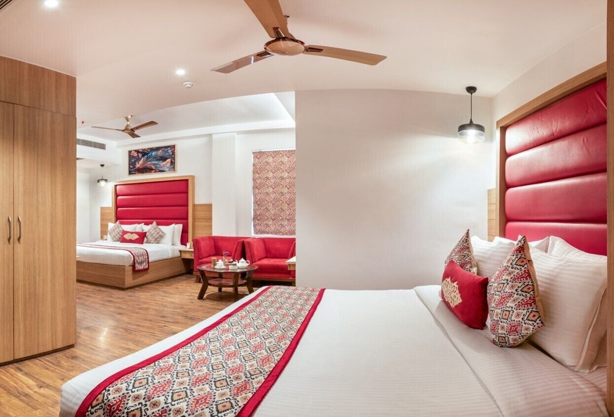 Habitación familiar | Escritorio y espacio para trabajar con laptop 
