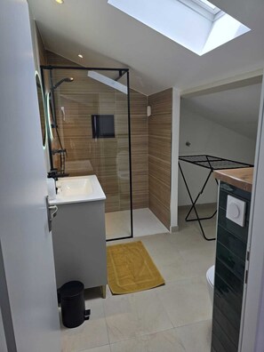 Bathroom - Vrbo Property (Hendaye)