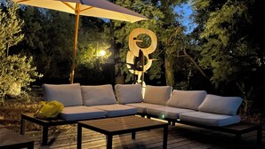 An outdoor deck with a sectional sofa, a coffee table, and a large umbrella. - Family villa with pool and outbuilding, very large grounds (Cap Ferret)
