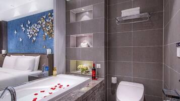Business Double Room, Partial Ocean View | Bathroom | Free toiletries, hair dryer, slippers, towels