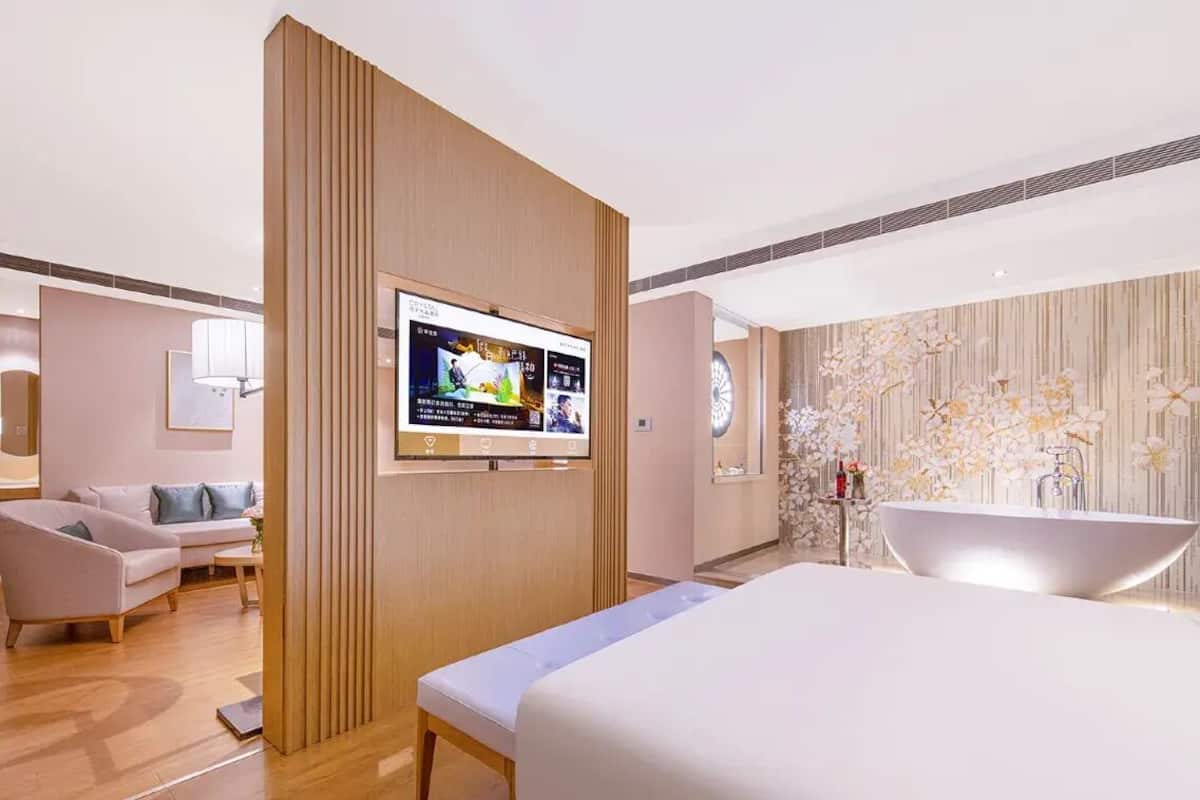 Habitación doble Premier, vista parcial al mar | Edredón, caja de seguridad en la habitación y escritorio 