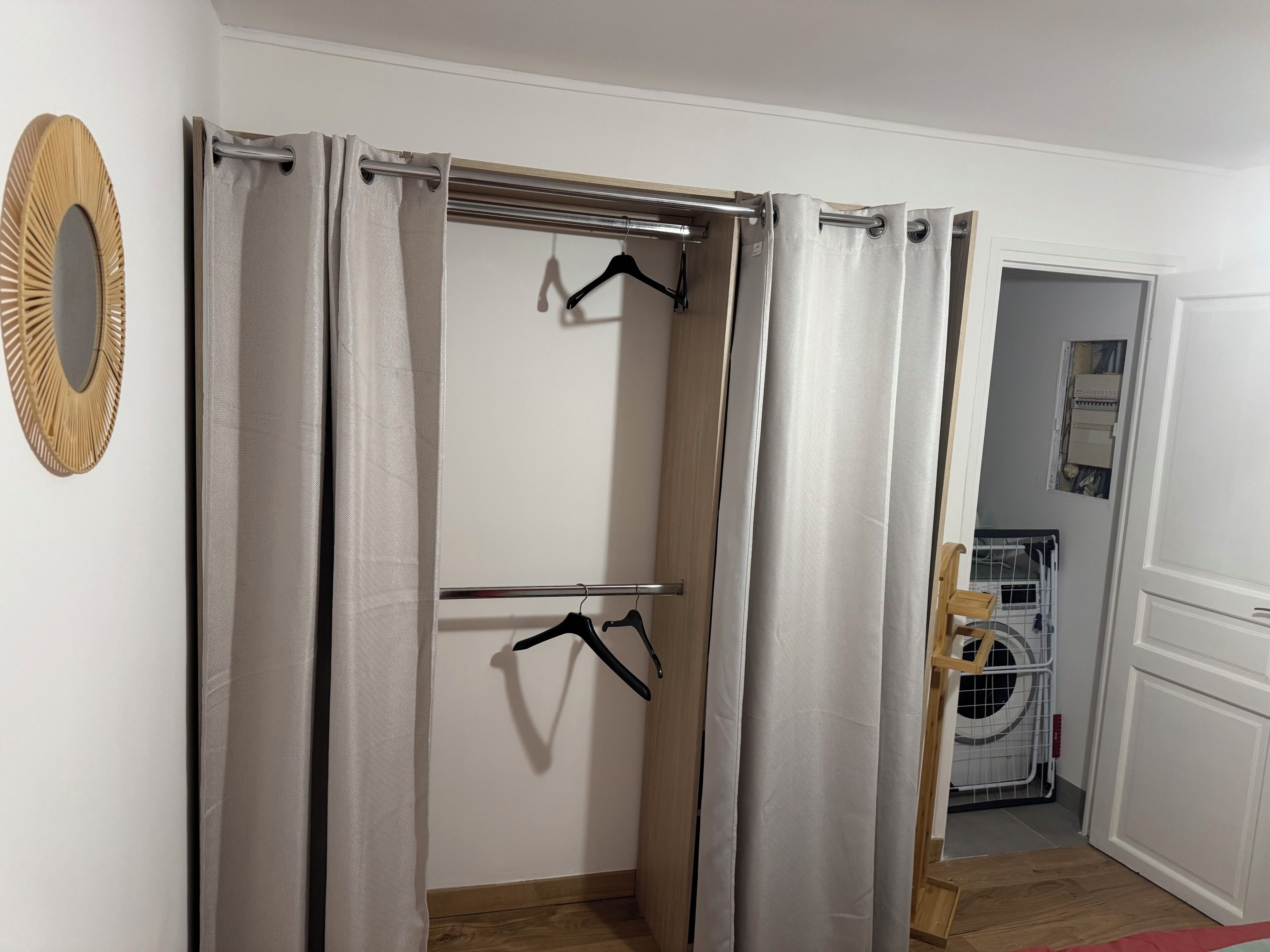 Ein Badezimmer mit Duschvorhang, Handtuchhalter und aufgehängtem Handtuch.