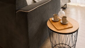 Ein modernes Schlafzimmer mit einer Schlafcouch, einem Bett, einem Fernseher und einem kleinen Tisch mit Tassen.