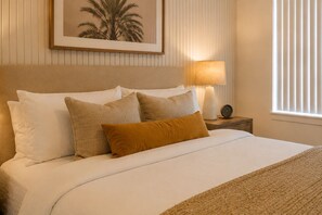 Iron/ironing board, free WiFi - The Linvale Hotel (Toronto)