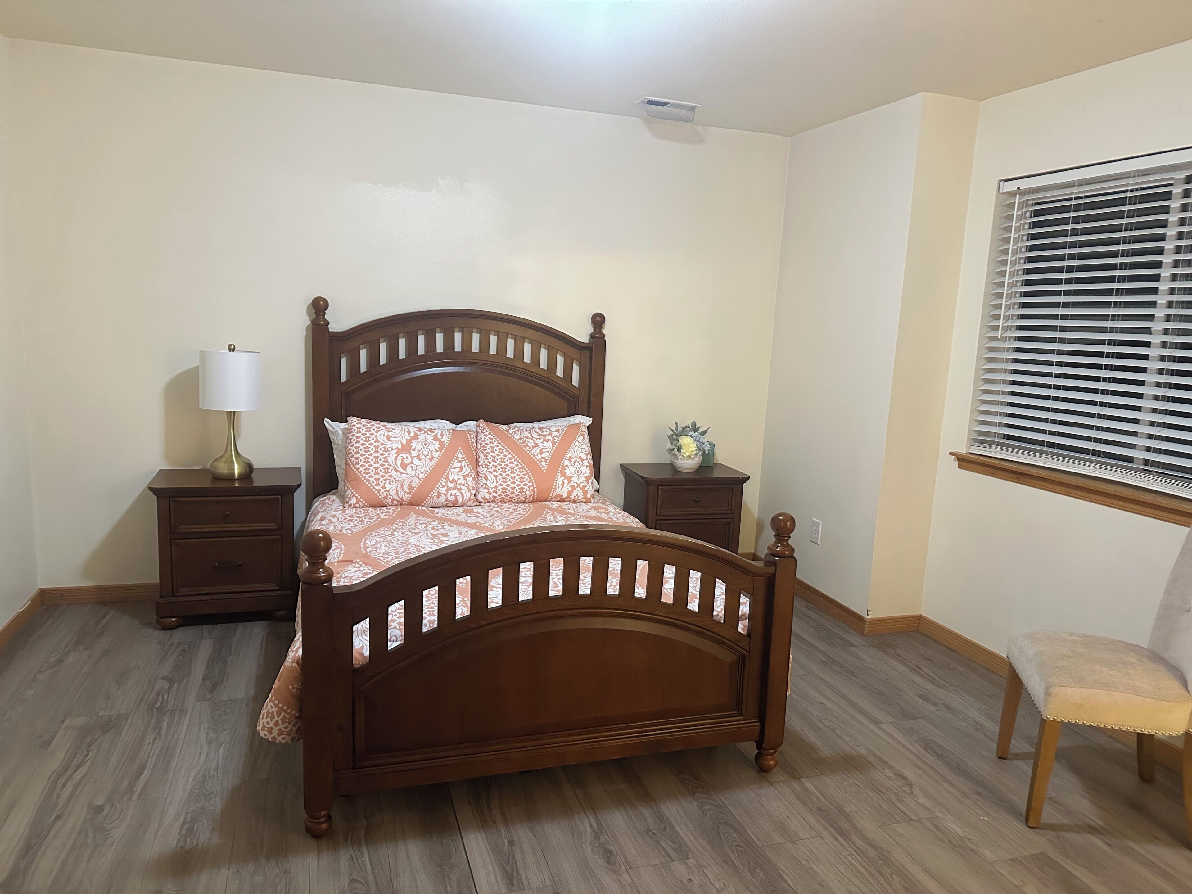 Iron/ironing board, WiFi, bed sheets