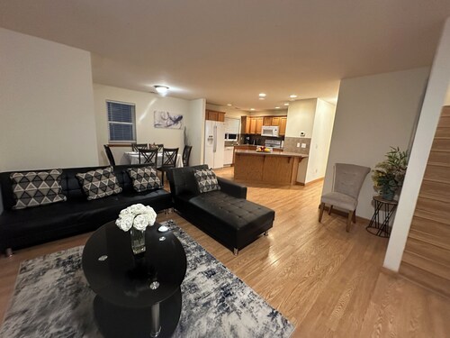Charming 4 bedroom condo in peaceful Lynnwood perfect for families.Close to Mall