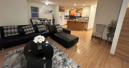 Charming 4 bedroom condo in peaceful Lynnwood perfect for families.Close to Mall