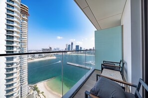 Ein Balkon mit Blick auf Strand und Stadtpanorama.