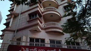 Un edificio de varios pisos con un letrero de Axis Bank.