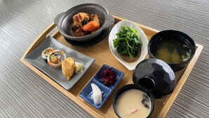 A tray with sushi, a bowl of soup, a plate of greens, and a small dish of pickled vegetables. - 台灣「台東十景」清晨無人的別墅區可眺望湖邊迎接美好假期最重要的一刻 (Chishang Township)