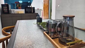 Dining - 台灣「台東十景」清晨無人的別墅區可眺望湖邊迎接美好假期最重要的一刻 (Chishang Township)