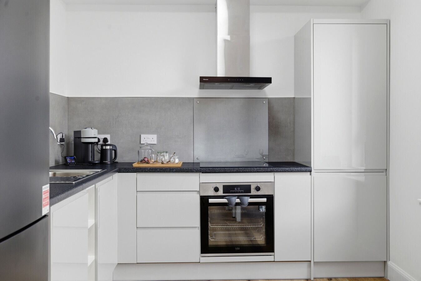 Coffee/tea maker, fridge, oven, stovetop
