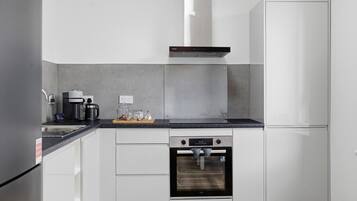 Coffee/tea maker, fridge, oven, stovetop