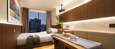 Chambre Confort double, vue sur la ville | Bureau, espace de travail pour ordinateurs portables