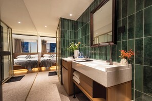 Habitación doble clásica | Baño | Regadera, amenidades de baño gratuitas, secadora de cabello, toallas 